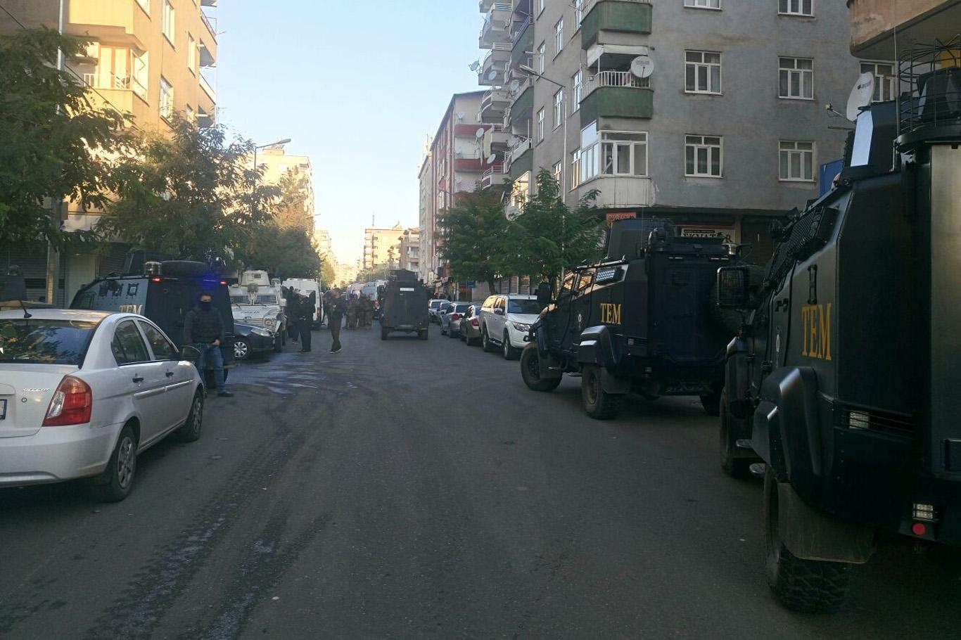 Diyarbakır'da çatışma: Bir polis hayatını kaybetti 9 polis yaralandı Diyarbakır'da çatışma: Bir polis hayatını kaybetti 9 polis yaralandı